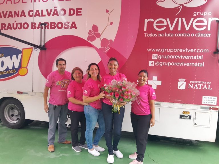 Grupo Reviver distribui rosas em homenagem ao Dia Nacional das Mulheres